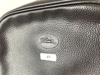 LONGCHAMP - PARIS Petit sac à bandoulière en cuir grainé noir, l. 19 cm.
