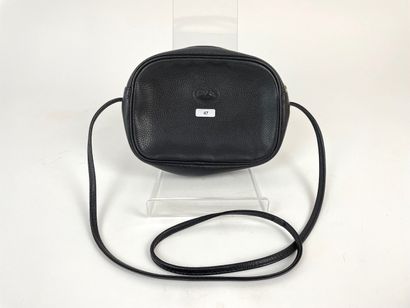 LONGCHAMP - PARIS Small shoulder bag in black grained leather, l. 19 cm.