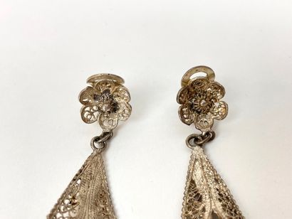 null Pair of dangling earrings in silver filigree.