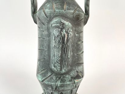 null Vase en amphore, circa 1960, céramique à patine vert antique, h. 29,5 cm.