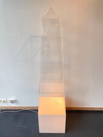 null Vitrine-obélisque en plexiglas, base rétro-éclairée, 168x38x38 cm.
