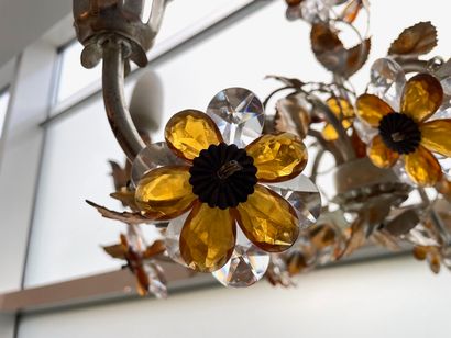 null Charming chandelier with six lights and floral decoration in white and gold...