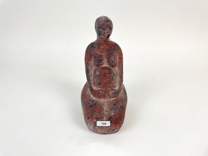 ANONYME "Maternité", XXe, sujet en céramique tachetée, h. 23 cm.