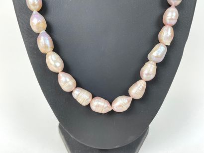null Two baroque pearl necklaces and a pair of matching earrings, l. 53 cm.