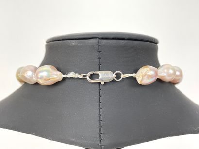 null Two baroque pearl necklaces and a pair of matching earrings, l. 53 cm.