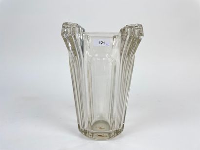 null Deux vases d'époque Art déco, circa 1930, verre pressé-moulé, h. 20 cm et 23...