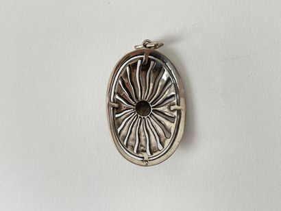 null Joli pendentif-médaillon ovale en métal argenté serti de strass, 5x3 cm.