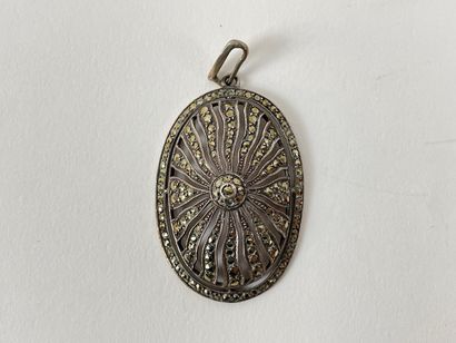 null Joli pendentif-médaillon ovale en métal argenté serti de strass, 5x3 cm.