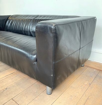 null Canapé à deux places en cuir noir, h. 65 cm, l. 180 cm [altérations].