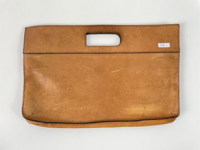 DELVAUX - BRUXELLES Pochette en cuir beige, avec housse, 22x34,5 cm [état d'usag...