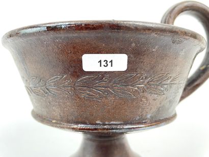 null Kyathos à frise de laurier, mi-XXe, céramique émaillée, h. 18,5 cm.