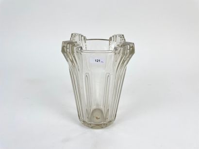 null Deux vases d'époque Art déco, circa 1930, verre pressé-moulé, h. 20 cm et 23...
