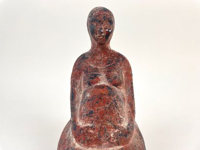ANONYME "Maternité", XXe, sujet en céramique tachetée, h. 23 cm.