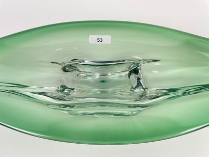 null Coupe oblongue, XXe, cristal nuancé émeraude, l. 40,5 cm.