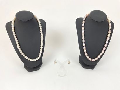 Deux colliers de perles baroques et paire...