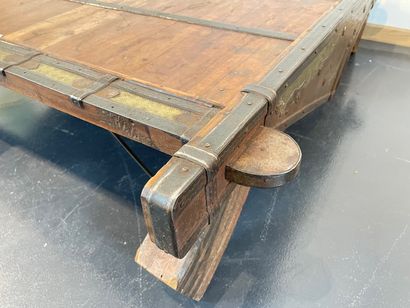 null Table basse indienne, XXe-XXIe, bois, laiton gravé et fer forgé, 39x139x126,5...