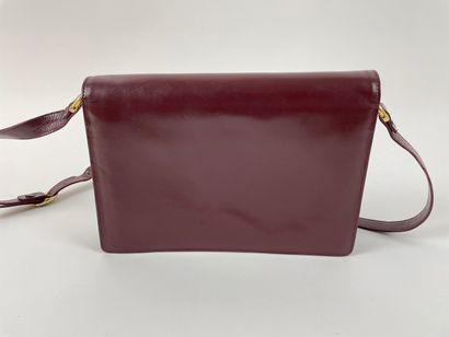 CARTIER - PARIS Shoulder bag in burgundy leather, 17x25,5 cm.