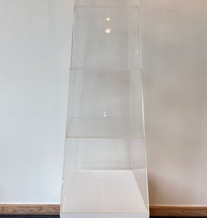 null Vitrine-obélisque en plexiglas, base rétro-éclairée, 168x38x38 cm.