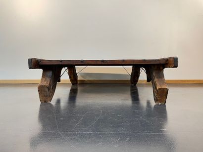 null Table basse indienne, XXe-XXIe, bois, laiton gravé et fer forgé, 39x139x126,5...