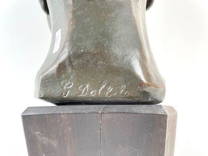 ÉCOLE MODERNE "Head of a man", XXth, patinated bronze print on a wooden base, signature...