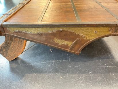 null Table basse indienne, XXe-XXIe, bois, laiton gravé et fer forgé, 39x139x126,5...