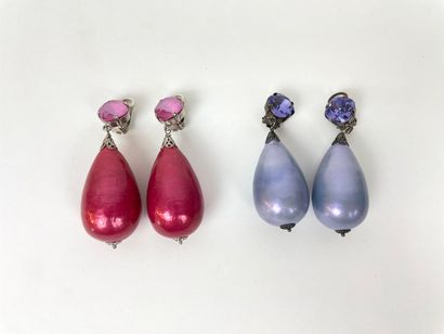 null Two pairs of tassel earrings, h. 6,5 cm.