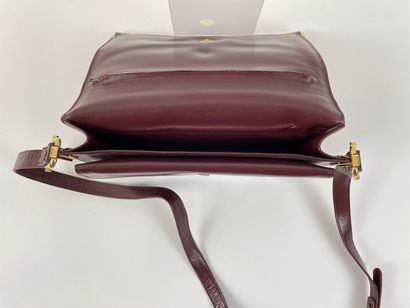 CARTIER - PARIS Shoulder bag in burgundy leather, 17x25,5 cm.