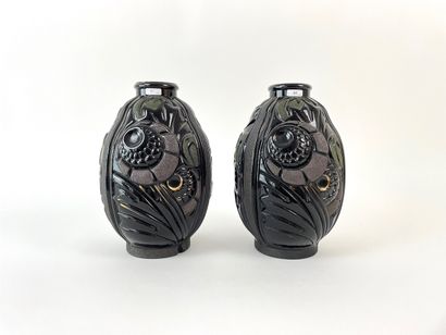 BELGIUM Paire de vases d'époque Art déco, circa 1930, verre hyalite pressé-moulé...