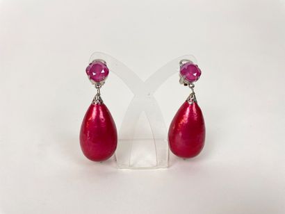 null Two pairs of tassel earrings, h. 6,5 cm.