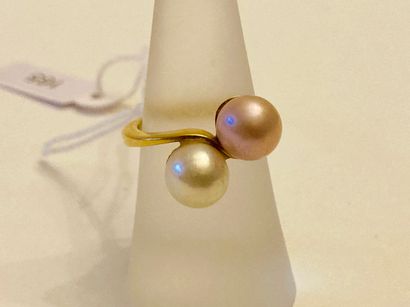 null Toi & Moi ring in yellow gold (750 thousandths) set with two-tone pearls, t....