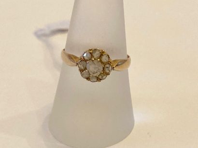 null Yellow gold (750 thousandths) ring set with a diamond surrounded by small ones,...