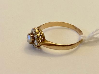 null Yellow gold (750 thousandths) ring set with a diamond surrounded by small ones,...
