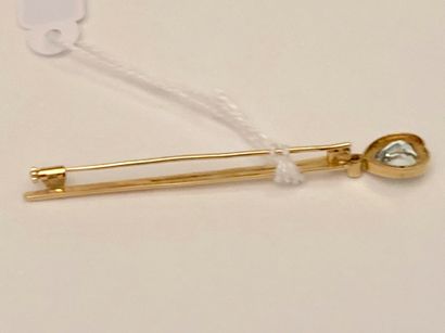 null Barrette in yellow gold (750 thousandths) set with a cordiform aquamarine and...