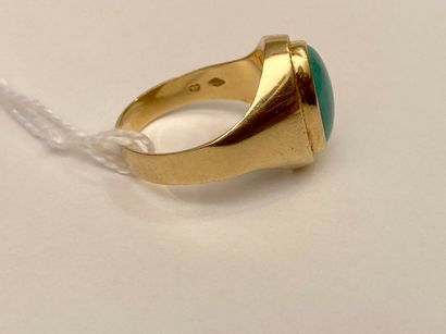 null Yellow gold (750 thousandths) ring set with a turquoise cabochon, hallmarks,...