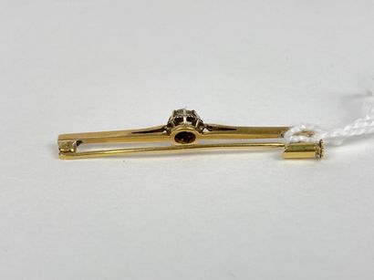 null Barrette in yellow gold (750 thousandths) set with a diamond, l. 4 cm, approx....