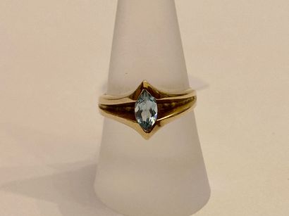 null Yellow gold (750 thousandths) ring set with an almond-shaped blue topaz, hallmark,...