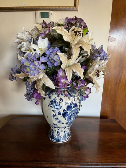 DELFT, XXè Importante potiche en faïence, décor floral en camaïeu bleu, haut. 74...