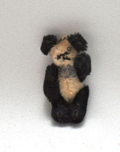 null SCHUCO, petit ours miniature en peluche noire et blanche, ht 6cm, bon état.