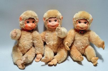 Trois singes en peluches, visages en caoutchouc,...