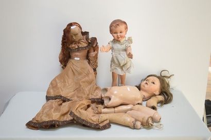 null (3) poupées : une poupée tête en soie peinte, habillée, ht 50cm - une poupée...