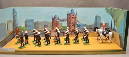 null Diorama (sous vitrine) 

LONDRES 

Les Royal marines défilent devant Tower Bridge...