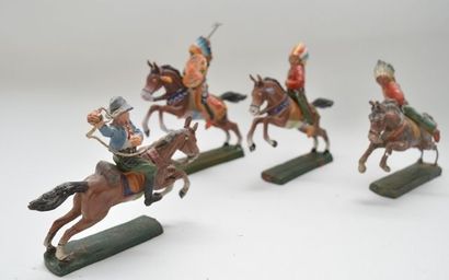 null ELASTOLIN (4) cavaliers dont 3 indiens et un cow boy (E) bon état général.