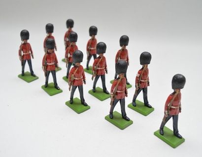 null BRITAINS (12) soldats de plomb : garde royale anglaise défilant socle de plomb...