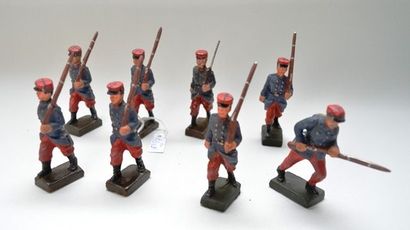 null LINEOL (8) soldats français en tunique bleu, état général valable, un fusil...