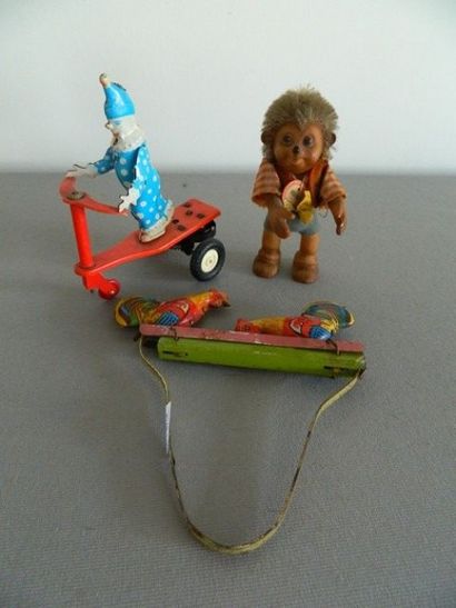 null Ensemble de 2 jouets en tôle anciens : Clown sur son tricycle et Les coqs picorent...