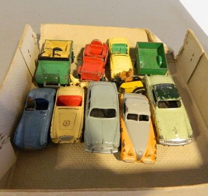 null DINKY (9) autos, dont Aston Martin - Peugeot 403 - Jaguar - Studebacker commander...