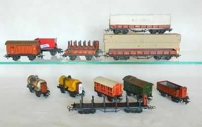 null MÄRKLIN (13) wagons en tôle années 1949/1950: 1x 381 fermé brun, 2 axes - 1x...