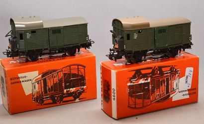 null MÄRKLIN (3) 2x wagons fermés vert avec vigie avec feu de fin convoi réf 4600...