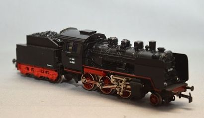 null MÄRKLIN 3003, locomotive 130, tender 3 axes, noire, 24058, tender FM809, 2 lampes...