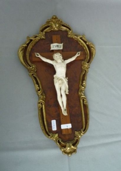 null Christ en ivoire, sur une base en bois ornée d'un encadrement en bronze doré,...